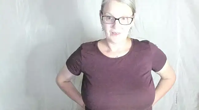 Snapshot of irinamaux chatting on February 22, 7:03 pm irinamaux online show from February 22, 7:03 pm