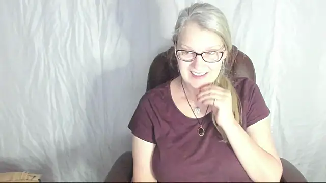 Snapshot of irinamaux chatting on March 2, 5:23 am irinamaux online show from March 2, 5:23 am