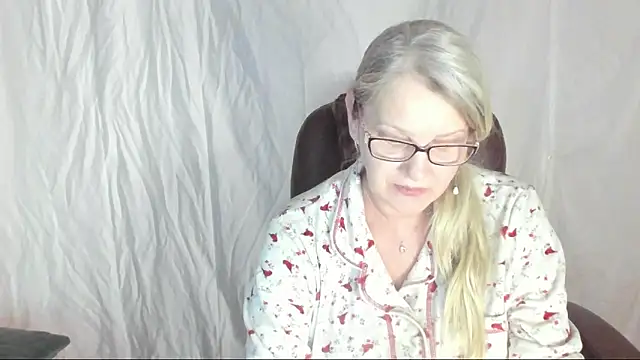 Snapshot of irinamaux chatting on March 20, 5:46 am irinamaux online show from March 20, 5:46 am