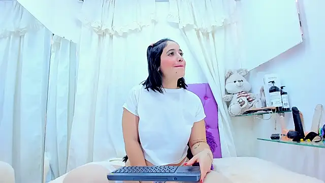 Snapshot of emily_madrid chatting on January 5, 4:48 pm emily madrid online show from January 5, 4:48 pm