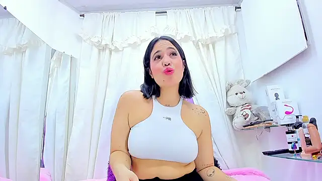 Snapshot of emily_madrid chatting on January 14, 4:57 am emily madrid online show from January 14, 4:57 am