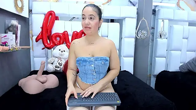 Snapshot of emily_madrid chatting on February 15, 5:41 am emily madrid online show from February 15, 5:41 am