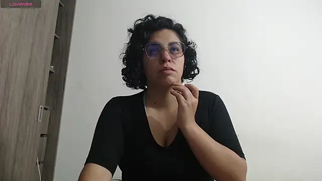 Snapshot of Anne_purple chatting on December 5, 4:47 pm Anne purple online show from December 5, 4:47 pm