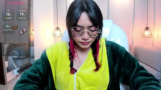 Snapshot of AzuraKindong chatting on January 10, 7:21 pm AzuraKindong online show from January 10, 7:21 pm