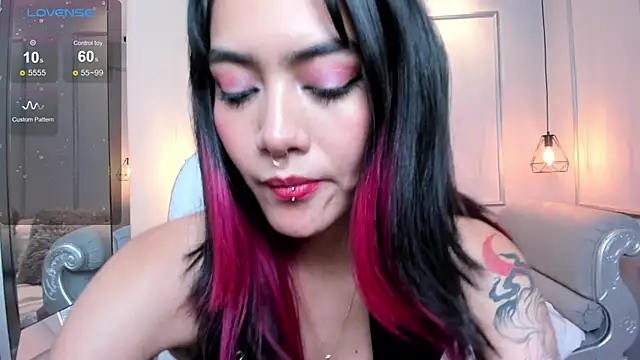 Snapshot of AzuraKindong chatting on February 4, 10:24 pm AzuraKindong online show from February 4, 10:24 pm
