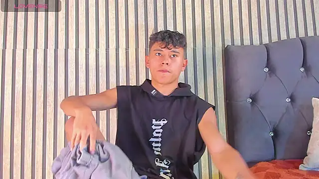 Snapshot of Angel_esteban_fx chatting on June 6, 6:01 pm Angel esteban fx online show from June 6, 6:01 pm