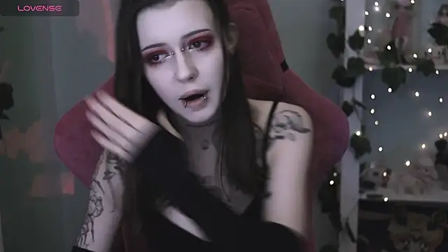 Snapshot of prettybones chatting on April 8, 12:10 am prettybones online show from April 8, 12:10 am