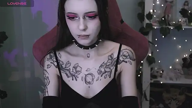 Snapshot of prettybones chatting on April 9, 11:10 pm prettybones online show from April 9, 11:10 pm