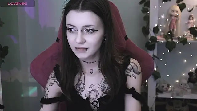 Snapshot of prettybones chatting on May 7, 10:37 pm prettybones online show from May 7, 10:37 pm