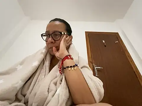 Snapshot of sweeviolet chatting on April 21, 6:41 am sweeviolet online show from April 21, 6:41 am