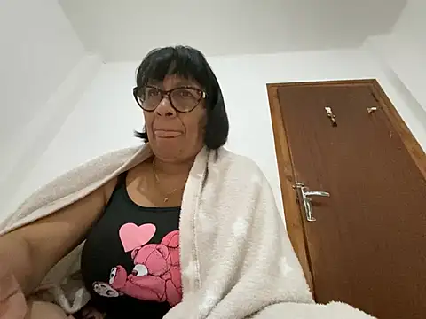 Snapshot of sweeviolet chatting on April 23, 6:36 am sweeviolet online show from April 23, 6:36 am