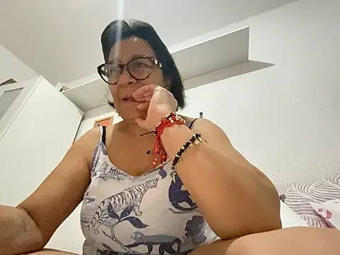 Snapshot of sweeviolet chatting on May 5, 6:32 am sweeviolet online show from May 5, 6:32 am