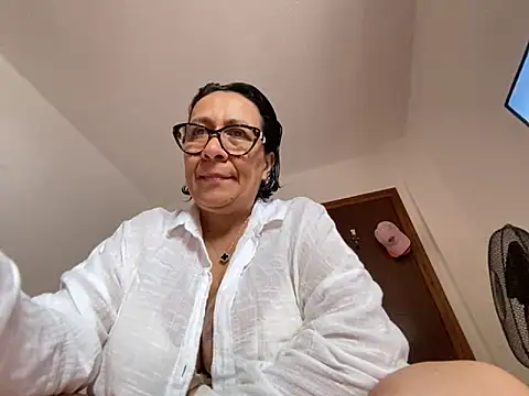 Snapshot of sweeviolet chatting on May 10, 11:04 am sweeviolet online show from May 10, 11:04 am