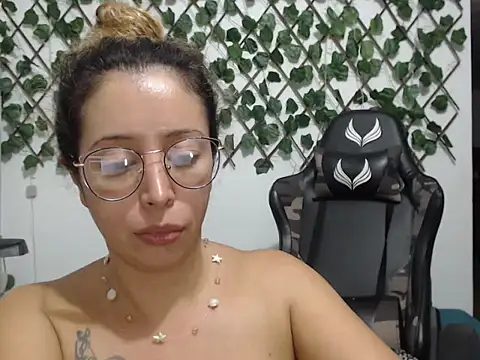 Snapshot of jeiana4u chatting on April 28, 2:49 am jeiana4u online show from April 28, 2:49 am