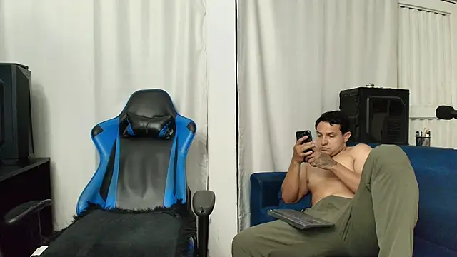 Snapshot of hott_dicks chatting on July 2, 1:49 am hott dicks online show from July 2, 1:49 am