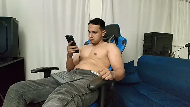 Snapshot of hott_dicks chatting on July 18, 1:21 am hott dicks online show from July 18, 1:21 am
