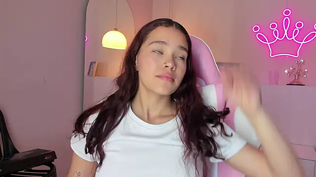 violeth hill online show from March 8, 7:20 pm