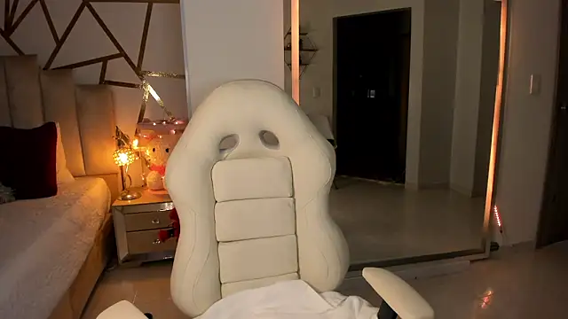 Snapshot of MiaAdams21 chatting on February 6, 1:05 am MiaAdams21 online show from February 6, 1:05 am