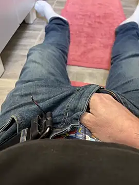 Snapshot of thestringer chatting on January 6, 1:04 pm thestringer online show from January 6, 1:04 pm