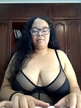 Snapshot of XMara chatting on February 1, 8:05 pm XMara online show from February 1, 8:05 pm