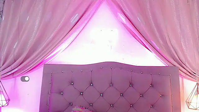 Snapshot of SexyJuliii21 chatting on December 17, 6:45 am SexyJuliii21 online show from December 17, 6:45 am