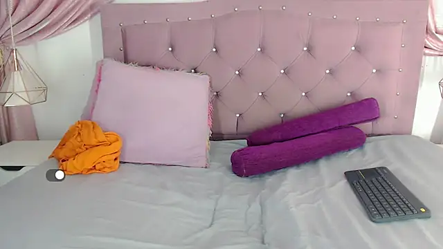 Snapshot of SexyJuliii21 chatting on December 29, 3:33 am SexyJuliii21 online show from December 29, 3:33 am