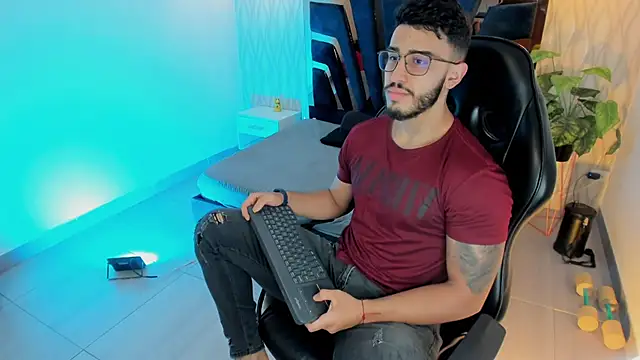 Liam Kleiin online show from December 3, 11:30 am