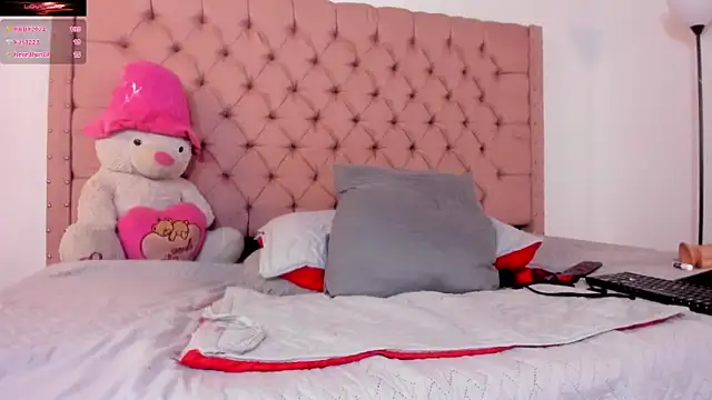 Snapshot of AinaPink chatting on December 17, 2:44 pm AinaPink online show from December 17, 2:44 pm