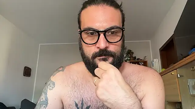 Snapshot of beardo85 chatting on June 23, 12:47 pm beardo85 online show from June 23, 12:47 pm