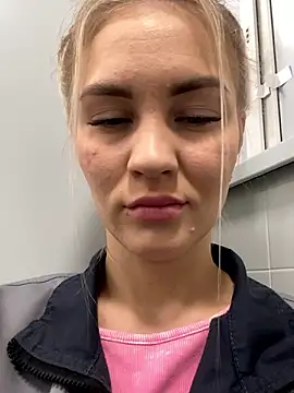 Snapshot of DreamGirl-777 chatting on December 4, 4:21 am DreamGirl-777 online show from December 4, 4:21 am