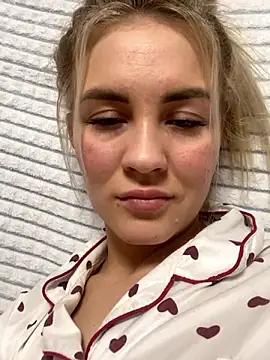 Snapshot of DreamGirl-777 chatting on December 4, 3:10 pm DreamGirl-777 online show from December 4, 3:10 pm