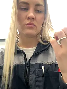 Snapshot of DreamGirl-777 chatting on December 6, 10:16 am DreamGirl-777 online show from December 6, 10:16 am