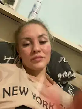 Snapshot of DreamGirl-777 chatting on December 17, 6:20 pm DreamGirl-777 online show from December 17, 6:20 pm