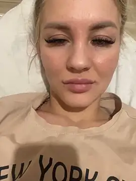 Snapshot of DreamGirl-777 chatting on January 7, 12:31 pm DreamGirl-777 online show from January 7, 12:31 pm