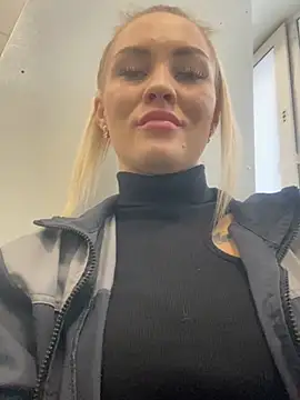 Snapshot of DreamGirl-777 chatting on February 19, 4:23 am DreamGirl-777 online show from February 19, 4:23 am