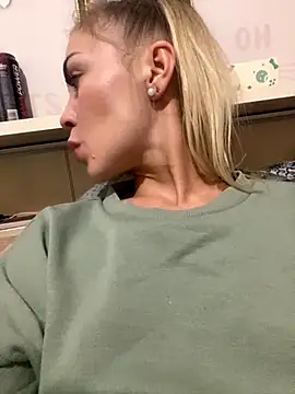 Snapshot of DreamGirl-777 chatting on October 28, 1:14 pm DreamGirl-777 online show from October 28, 1:14 pm