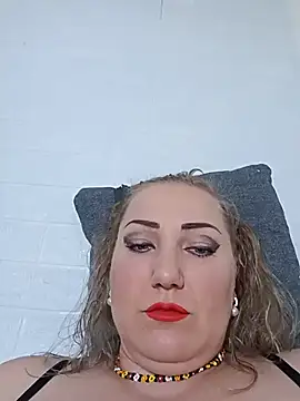 Snapshot of EmmaQueen4 chatting on July 9, 6:28 am EmmaQueen4 online show from July 9, 6:28 am