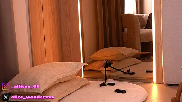 VanessaSimon online show from April 11, 7:45 am