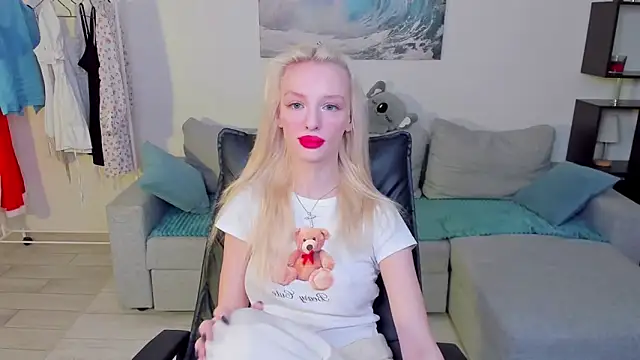 Snapshot of AleksaBlonde chatting on January 16, 5:32 am AleksaBlonde online show from January 16, 5:32 am