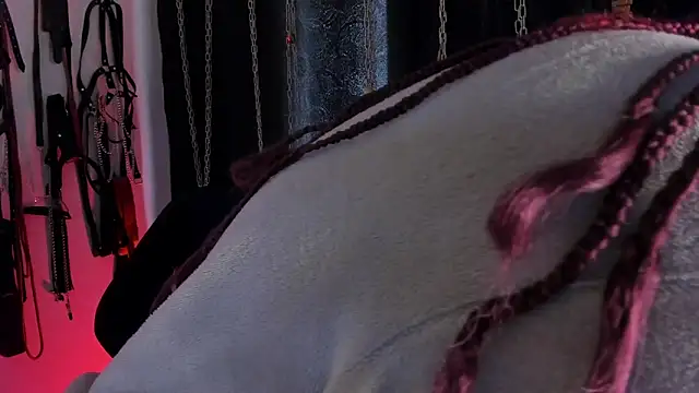 Snapshot of charrlotte_quinn chatting on February 24, 2:37 pm charrlotte quinn online show from February 24, 2:37 pm