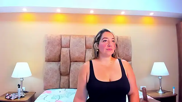 Snapshot of MiiaHot chatting on March 1, 2:41 pm MiiaHot online show from March 1, 2:41 pm