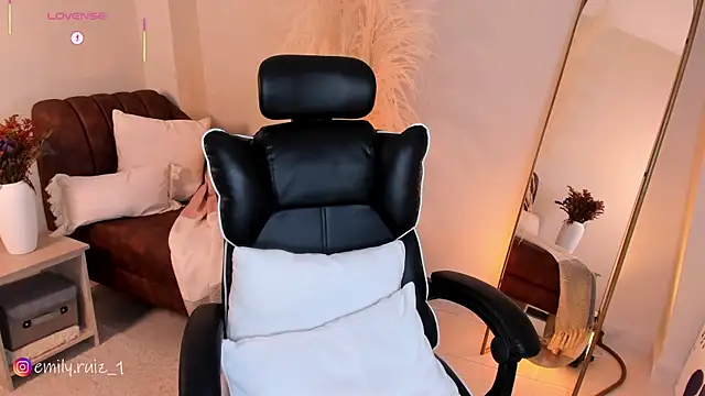 emilyruiz1 online show from February 18, 9:00 pm