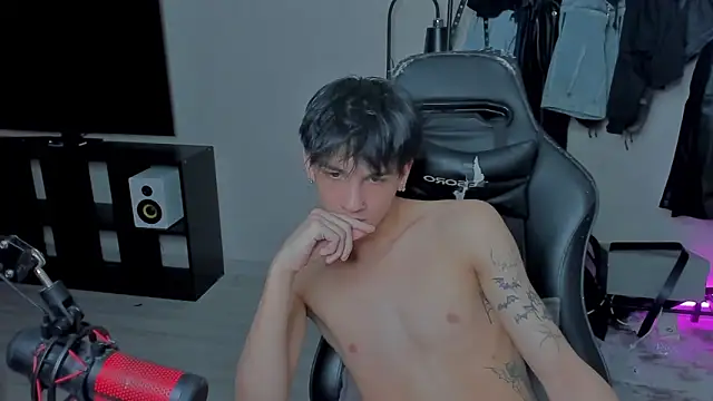 Snapshot of MarkBrowniii chatting on March 9, 10:08 pm MarkBrowniii online show from March 9, 10:08 pm