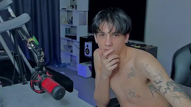 Snapshot of MarkBrowniii chatting on September 9, 12:32 am MarkBrowniii online show from September 9, 12:32 am