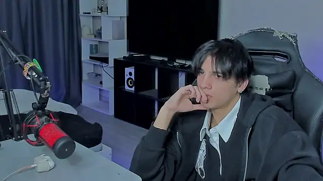 Snapshot of MarkBrowniii chatting on October 6, 12:41 am MarkBrowniii online show from October 6, 12:41 am