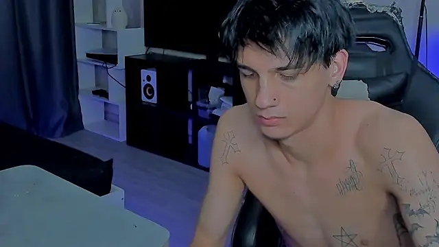 Snapshot of MarkBrowniii chatting on December 15, 8:46 pm MarkBrowniii online show from December 15, 8:46 pm