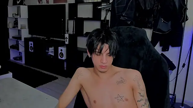 Snapshot of MarkBrowniii chatting on February 27, 12:32 am MarkBrowniii online show from February 27, 12:32 am