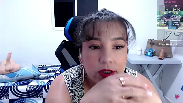 Snapshot of mom_hot__ chatting on April 27, 7:01 pm mom hot online show from April 27, 7:01 pm