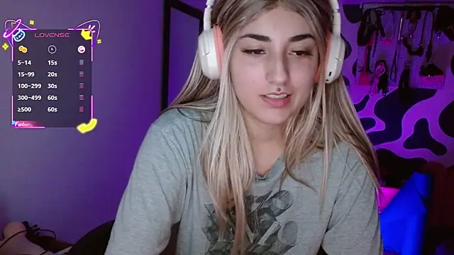 Snapshot of hi_elora chatting on March 28, 12:32 am hi elora online show from March 28, 12:32 am