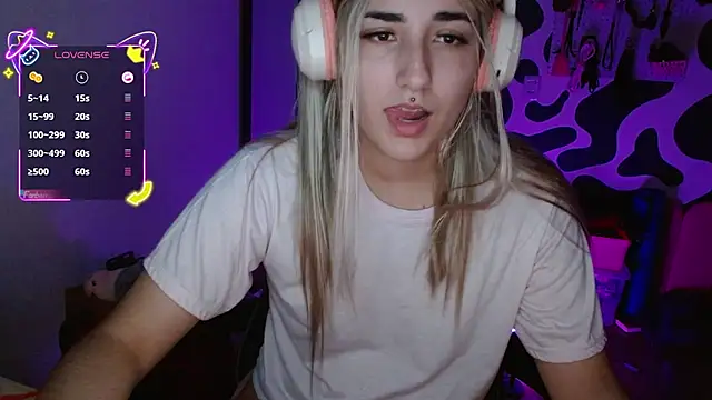 Snapshot of hi_elora chatting on April 1, 12:33 am hi elora online show from April 1, 12:33 am